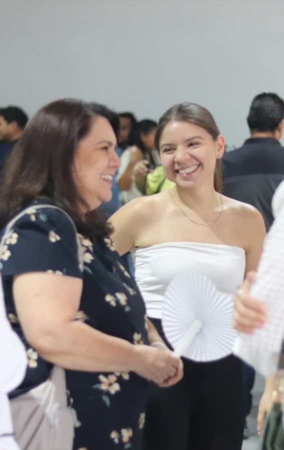 Mujeres conversando y riendo